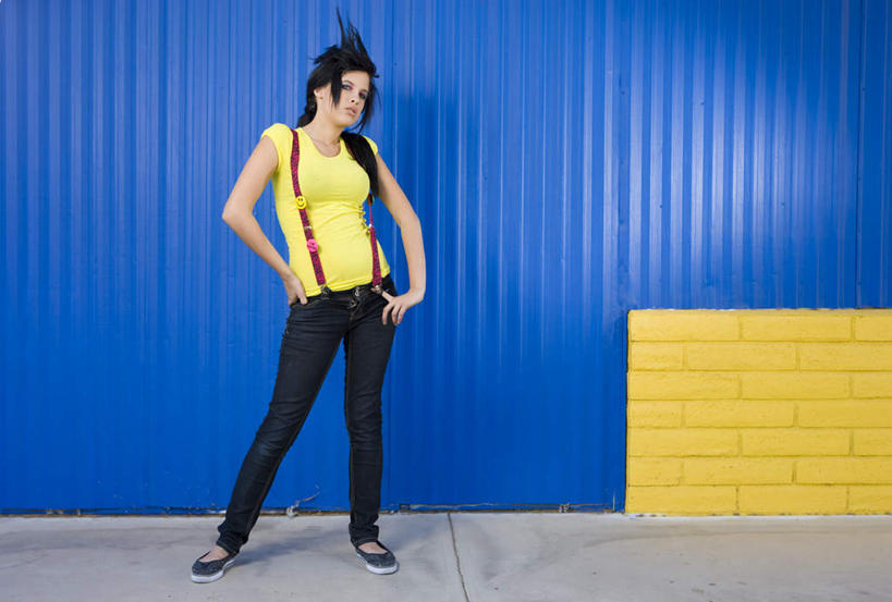 西方人,一个人,站,横图,室外,白天,正面,欧洲,欧洲人,仅一个年轻女性,仅一个女性,仅一个人,阴影,服装,光线,影子,墙,注视,休闲装,砖墙,手叉腰,墙壁,墙面,衣服,黄色,蓝色,叉腰,观察,看,站着,休闲,休闲服,服饰,观看,背带,察看,双手叉腰,关注,年轻女性,女人,女性,白种人,站立,彩图,全身