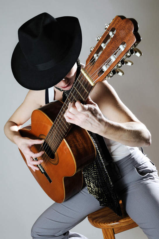 西方人,一个人,坐,抱,竖图,俯视,室内,白天,帽子,欧洲,欧洲人,仅一个年轻女性,仅一个女性,仅一个人,一把,灰色背景,服装,吉他,乐器,弦乐器,弹奏,注视,休闲装,礼帽,衣服,观察,看,休闲,休闲服,摄影,服饰,影棚,抱着,观看,背带,察看,搂着,关注,弹拨弦鸣乐器,一顶,尤物,年轻女性,女人,女性,白种人,搂,坐着,半身,彩图,高角度拍摄,影棚拍摄,拍摄,弹拨弦乐器,佳丽,丽人,美人