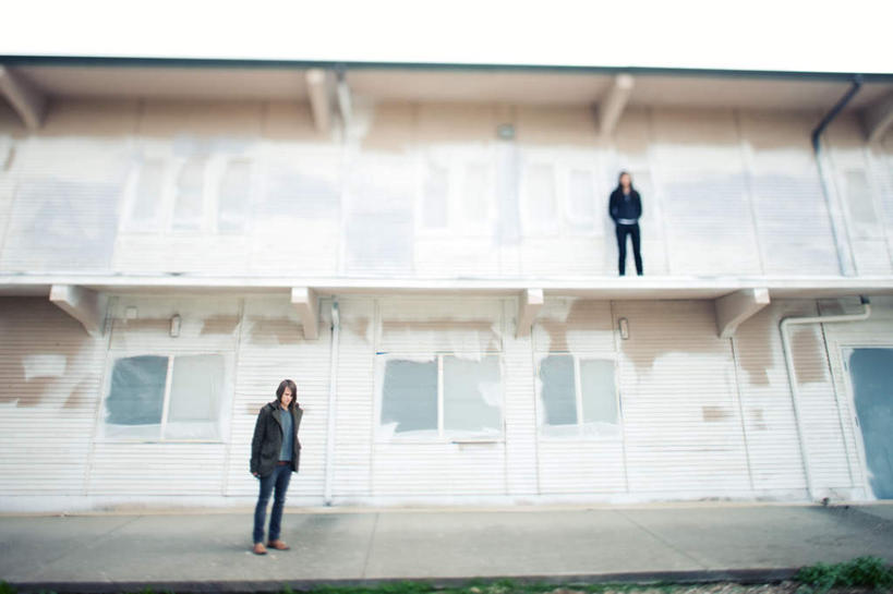 西方人,两个人,伙伴,朋友,家,站,横图,室外,白天,仰视,友谊,道路,路,公路,欧洲,欧洲人,服装,朦胧,模糊,房屋,屋子,交通,注视,休闲装,楼房,住宅,衣服,蓝色,蓝天,天空,天,观察,看,站着,休闲,休闲服,服饰,晴朗,观看,察看,关注,万里无云,移轴,友情,男人,男性,年轻男性,白种人,晴空,晴空万里,马路,站立,彩图,低角度拍摄,全身,房子