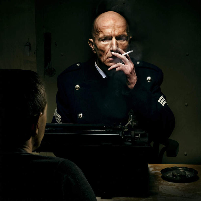 西方人,背部,两个人,伙伴,朋友,警察,警卫,坐,吸烟,方图,室内,白天,正面,工作服,制服,友谊,合作,团队,桌子,香烟,欧洲,欧洲人,阴影,光线,影子,办公桌,墙,注视,墙壁,墙面,观察,看,烟,战略,观看,察看,关注,凶恶,凶险,联合,合谋,阴险,工作制服,狠毒,横暴,泼辣,肆虐,凶暴,凶横,暴虐,残暴,残忍,配合,协作,凶残,凶狠,男人,男性,中年男性,白种人,保安,警卫员,看守,卫兵,卷烟,烟草,纸烟,抽烟,坐着,半身,彩图,工作套服