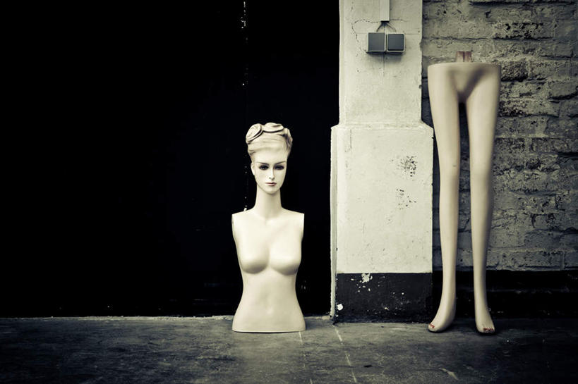 无人,横图,室外,白天,正面,石头,地板,门,静物,阴影,朦胧,模糊,光线,人造模特,石子,影子,墙,分开,墙壁,墙面,黑色,门框,道具,隔离,分散,分隔,服装模特,模特道具,时装道具,展示道具,服装模特道具,陈列道具,石块,岩石,彩图