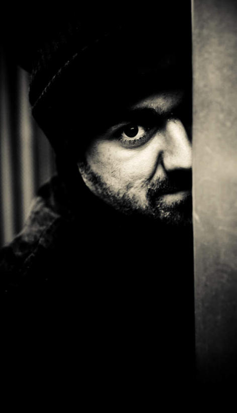 西方人,脸,头,脸颊,胡须,一个人,站,竖图,室外,特写,白天,正面,帽子,欧洲,欧洲人,仅一个男性,仅一个人,躲藏,朦胧,模糊,墙,注视,肩膀,墙壁,墙面,仅一个年轻男性,观察,看,站着,遮,遮掩,观看,察看,掩盖,隐藏,遮挡,关注,遮盖,一顶,棉帽,掩饰,潜藏,男人,男性,年轻男性,白种人,头部,胡子,络腮胡,脸部,脸蛋,面部,站立,半身,彩图