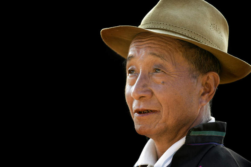 东方人,脸,头,脸颊,一个人,站,横图,室内,特写,白天,正面,帽子,泰国,亚洲,仅一个男性,仅一个人,阴影,黑色背景,服装,朦胧,模糊,光线,影子,墙,注视,休闲装,黄种人,传统,肩膀,墙壁,墙面,衣服,黑色,遮阳帽,观察,看,站着,仅一个老年男性,休闲,休闲服,摄影,服饰,东南亚,影棚,观看,察看,关注,泰王国,一顶,高山族,阿卡,老年男性,男人,男性,亚洲人,头部,脸部,脸蛋,面部,站立,半身,彩图,影棚拍摄,拍摄