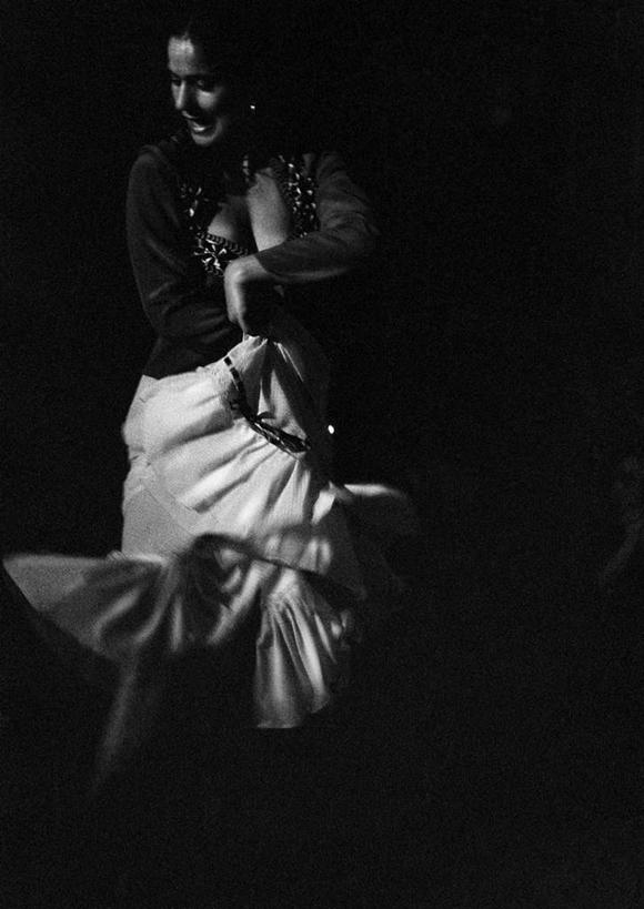 西方人,一个人,跳舞者,竖图,黑白,室内,白天,正面,裙子,跳舞,项链,欧洲,欧洲人,仅一个年轻女性,仅一个女性,仅一个人,朦胧,模糊,鲜艳,美丽,扭头,注视,漂亮,装饰品,饰品,首饰,观察,看,转头,短裙,观看,察看,现代舞,优美,关注,摩登,艳丽,舞姿,芭蕾舞裙,芭蕾裙,斑斓,标致,瑰丽,娇艳,锦绣,娟秀,俊丽,奇丽,俏丽,时兴,秀丽,男人,男性,年轻男性,年轻女性,女人,女性,白种人,舞蹈家,舞蹈演员,舞者,半身,舞蹈,弗拉明戈舞