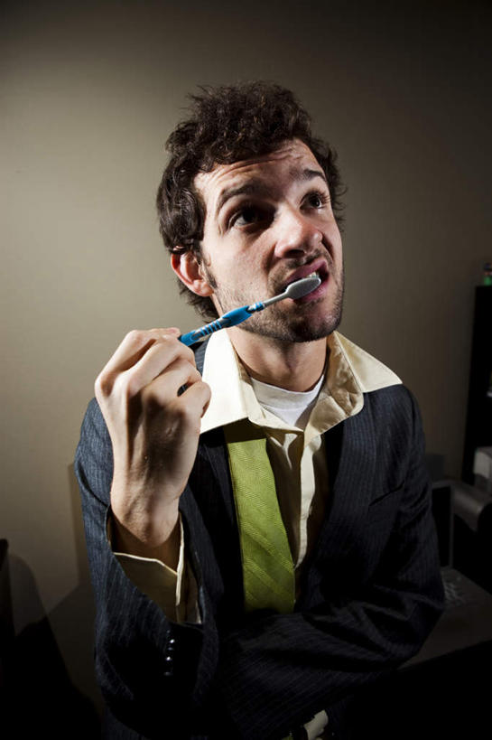 西方人,胡须,一个人,商务人士,商务男性,站,举,竖图,室内,白天,正面,衬衫,欧洲,欧洲人,仅一个男性,仅一个人,拉扯,阴影,套装,朦胧,模糊,光线,牙刷,影子,墙,灯光,注视,刷牙,墙壁,墙面,仅一个年轻男性,观察,看,托,站着,摄影,影棚,观看,察看,关注,商务装,工薪阶层,男人,男性,年轻男性,白种人,胡子,络腮胡,白领,上班族,举起,举手,举着,抬头,向上举,向上伸,向上托,仰头,站立,半身,彩图,影棚拍摄,衬衣,拍摄