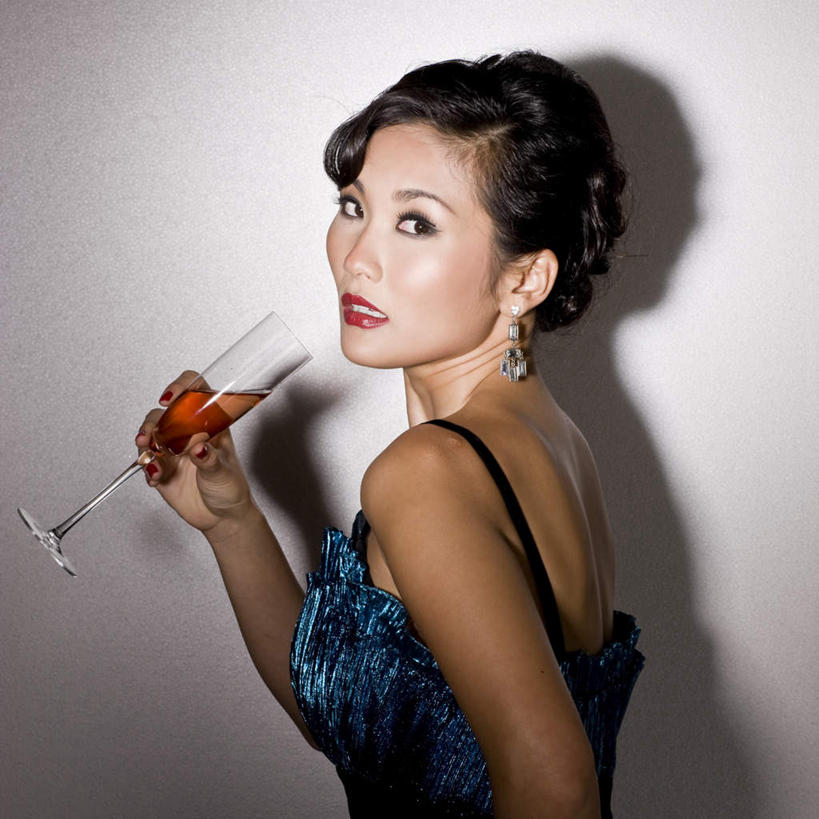 红酒,葡萄酒,东方人,脸,头,脸颊,一个人,方图,室内,特写,白天,侧面,裙子,杯子,亚洲,仅一个年轻女性,仅一个女性,仅一个人,握,阴影,灰色背景,连衣裙,朦胧,模糊,光线,高脚杯,影子,墙,灯光,酒类,一杯,拿,拿着,扭头,注视,黄种人,肩膀,墙壁,墙面,玻璃制品,酒,饮料,蓝色,白色,耳环,酒杯,观察,看,碰杯,转头,红葡萄酒,举杯,握着,摄影,影棚,观看,吊带裙,察看,关注,香槟杯,耳饰,年轻女性,女人,女性,亚洲人,头部,脸部,脸蛋,面部,玻璃杯,半身,彩图,影棚拍摄,拍摄