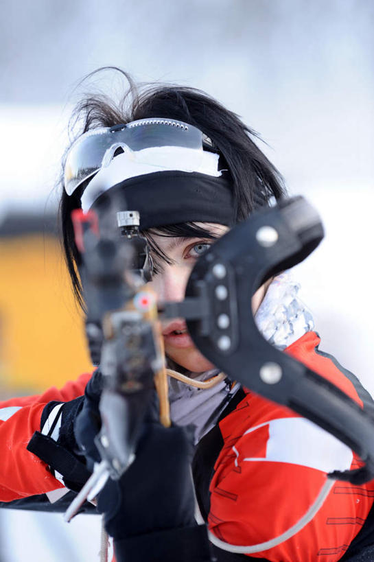 西方人,脸,头,脸颊,一个人,站,举,竖图,室外,特写,白天,正面,运动服,安全,雪,大雪,欧洲,欧洲人,仅一个男性,仅一个人,握,阴影,服装,朦胧,模糊,光线,枪支,眼镜,影子,积雪,雪景,冬季,冬天,防护,拿,拿着,注视,肩膀,仅一个年轻男性,一个,衣服,阳光,观察,看,站着,寒冷,握着,服饰,单个,观看,护目镜,保护,察看,衣着,穿着,关注,保险,来福枪,保全,周全,安稳,安定,严寒,安全防护眼镜,衣饰,枪枝,平安,男人,男性,年轻男性,白种人,头部,脸部,脸蛋,面部,举起,举手,举着,站立,半身,彩图,防护眼镜,运动装