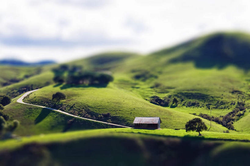 无人,家,横图,俯视,室外,白天,旅游,度假,草地,草坪,美景,山,植物,道路,路,阴影,朦胧,模糊,光线,影子,房屋,屋子,景观,山峰,云,云朵,小路,交通,山峦,云彩,娱乐,楼房,住宅,草,树,树木,蓝色,绿色,白云,蓝天,天空,阳光,自然,天,享受,休闲,景色,放松,乡间小路,生长,晴朗,成长,自然风光,移轴镜头,晴空,彩图,高角度拍摄,房子