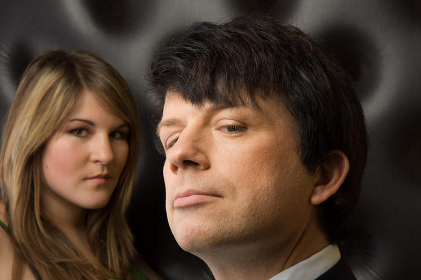 西方人,脸,头,脸颊,两个人,夫妻,站,横图,室内,特写,白天,正面,爱情,欧洲,欧洲人,阴影,生气,朦胧,模糊,光线,影子,墙,灯光,浪漫,注视,肩膀,墙壁,墙面,观察,看,站着,恩爱,恋人,观看,察看,气愤,关注,负气,怄气,男人,男性,女人,女性,中年男性,中年女性,白种人,头部,脸部,脸蛋,面部,夫妇,情侣,站立,半身,彩图,伴侣