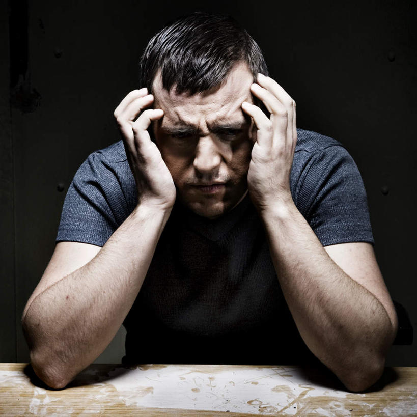 西方人,脸,头,脸颊,一个人,坐,闭眼,方图,室内,特写,白天,正面,桌子,欧洲,欧洲人,仅一个男性,仅一个人,仅一个中年男性,撑,阴影,黑色背景,服装,朦胧,模糊,光线,影子,办公桌,墙,灯光,托腮,休闲装,肩膀,墙壁,墙面,衣服,黑色,托,休闲,休闲服,摄影,服饰,影棚,忧愁,忧虑,发愁,托下巴,哀愁,忧闷,男人,男性,中年男性,白种人,头部,脸部,脸蛋,面部,闭眼睛,闭着眼,闭着眼睛,坐着,半身,彩图,影棚拍摄,拍摄