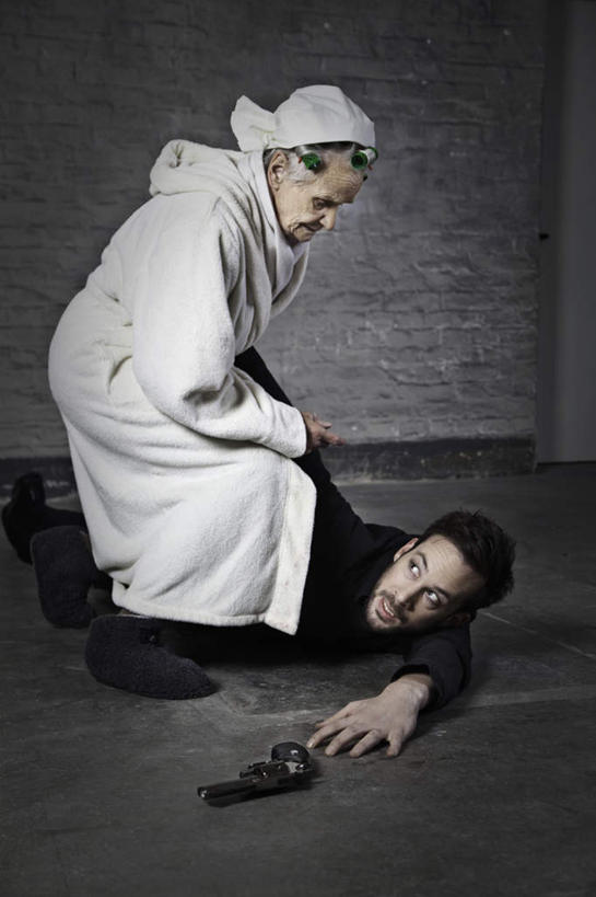 西方人,两个人,站,竖图,俯视,室内,白天,浴袍,欧洲,欧洲人,一把,阴影,服装,反射,瓷砖,地砖,枪,头巾,影子,墙,地面,注视,休闲装,墙壁,墙面,衣服,观察,看,趴着,站着,休闲,休闲服,服饰,手枪,观看,卷发棒,卷发器,察看,关注,抢劫,烫发器,对手,敌手,掳掠,老年女性,男人,男性,年轻男性,女人,女性,白种人,趴,抬头,仰头,站立,彩图,高角度拍摄,全身,汤帷子,浴衣