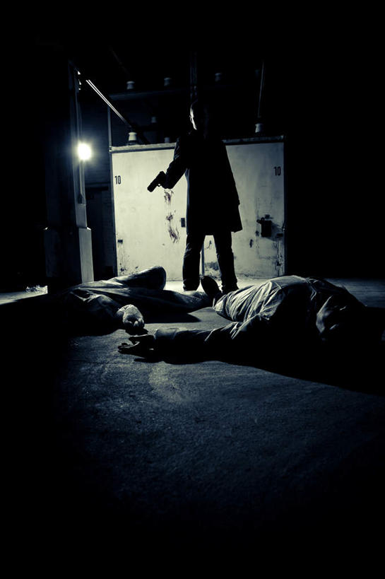 西方人,三个人,站,躺,竖图,室内,白天,仰视,路灯,照明,欧洲,欧洲人,一把,握,服装,朦胧,模糊,枪,墙,灯光,拿,拿着,注视,休闲装,墙壁,墙面,灯,衣服,观察,看,站着,休闲,休闲服,握着,服饰,手枪,观看,照亮,死亡,察看,照明设备,关注,间谍,殒命,灭亡,卧着,男人,男性,年轻男性,白种人,躺着,卧,站立,彩图,低角度拍摄,全身,特工,特务