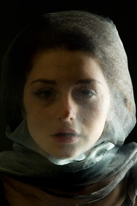 西方人,脸,头,脸颊,一个人,新娘,竖图,室内,特写,白天,正面,婚礼,快乐,欧洲,欧洲人,仅一个年轻女性,仅一个女性,仅一个人,黑色背景,庆祝,头巾,墙,结婚,注视,肩膀,墙壁,墙面,黑色,纱巾,观察,看,喜庆,摄影,影棚,观看,纪念,察看,关注,年轻女性,女人,女性,白种人,头部,脸部,脸蛋,面部,半身,彩图,影棚拍摄,高兴,拍摄