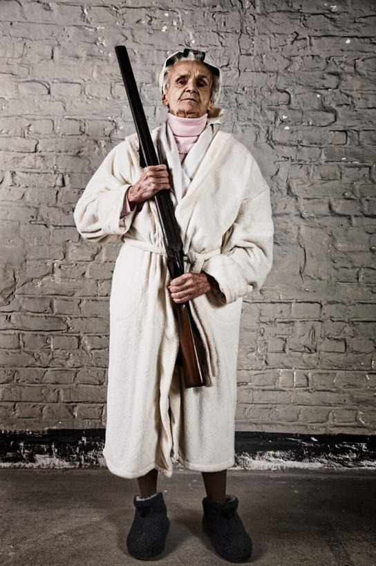 西方人,一个人,站,竖图,室内,白天,正面,浴袍,欧洲,欧洲人,仅一个女性,仅一个人,一把,许多,握,阴影,光线,影子,墙,墙壁,墙面,白色,发夹,站着,猎枪,握着,仅一个老年女性,枪械,来福枪,老年女性,女人,女性,白种人,站立,彩图,全身,汤帷子,浴衣
