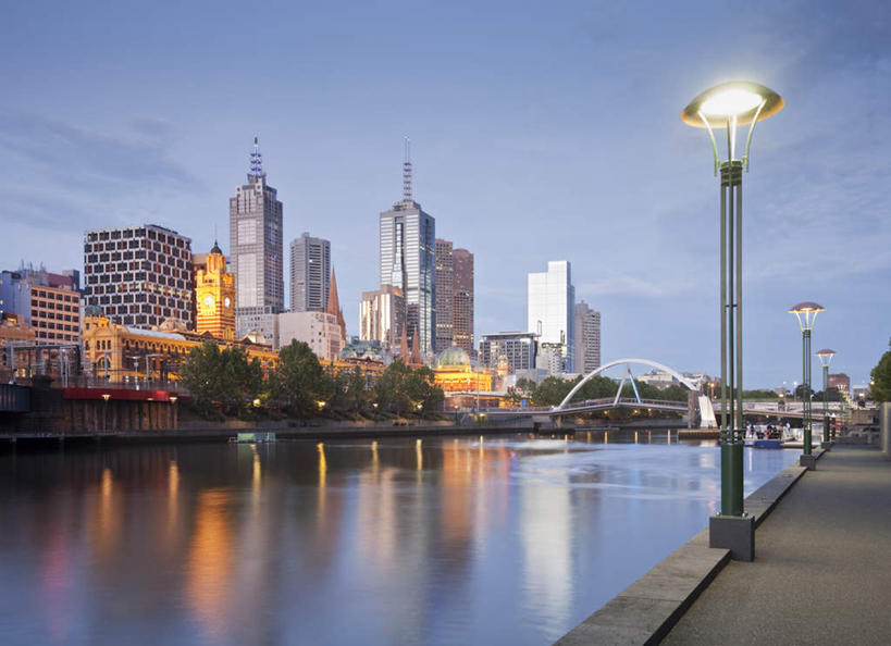 无人,高楼大厦,横图,室外,白天,正面,度假,湖,湖泊,美景,日落,水,城市风光,城市,大桥,大厦,建筑,立交桥,路灯,摩天大楼,桥梁,照明,澳大利亚,一排,波纹,整齐,湖面,景观,水流,水面,晚霞,霞光,云,云朵,落日,高架,建筑群,斜拉桥,桥,灯光,涟漪,云彩,娱乐,建设,灯,排列,蓝色,白云,蓝天,水纹,天空,黄昏,波浪,湖水,天,打开,享受,休闲,景色,彩霞,放松,晴朗,照亮,开启,照明设备,队列,大洋洲,澳洲,墨尔本,南方大陆,首府,水晕,两盏,澳大利亚联邦,维多利亚,维多利亚州,新金山,夕照,晴空,夕阳,彩图,大楼,高层建筑,高楼,摩天楼,斜阳