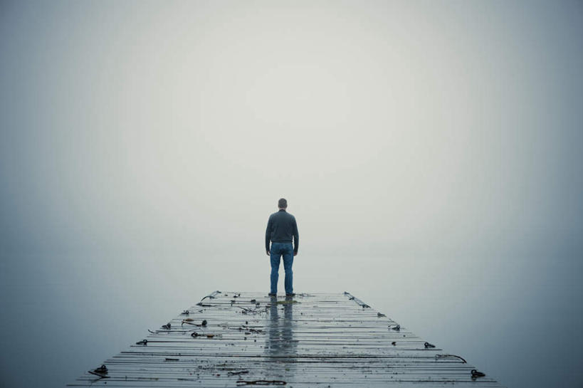 西方人,一个人,码头,站,横图,室外,白天,海浪,海洋,雾,欧洲,欧洲人,仅一个男性,仅一个人,仅一个中年男性,一排,许多,服装,朦胧,模糊,整齐,木制,木板,浪花,桥,木桥,休闲装,栈桥,排列,背面,衣服,海水,木制品,站着,休闲,休闲服,服饰,人行桥,木板桥,迷雾,队列,海景,船埠,男人,男性,中年男性,白种人,大海,风浪,海,海水的波动,近岸浪,涌浪,大雾,站立,彩图,全身