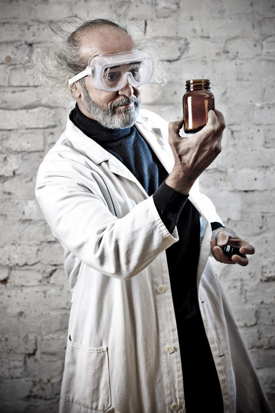 西方人,一个人,科学家,站,竖图,室内,白天,白色背景,正面,工作服,制服,安全,欧洲,欧洲人,仅一个男性,仅一个人,一副,戴,握,朦胧,模糊,罐子,眼镜,墙,棕色,防护,拿,拿着,注视,墙壁,墙面,玻璃制品,一个,玻璃瓶,瓶子,观察,看,站着,仅一个老年男性,握着,单个,观看,护目镜,保护,戴着,察看,大褂,关注,保险,科学研究者,保全,周全,安稳,安定,安全防护眼镜,工作制服,平安,老年男性,男人,男性,白种人,科学工作者,站立,半身,彩图,工作套服,防护眼镜