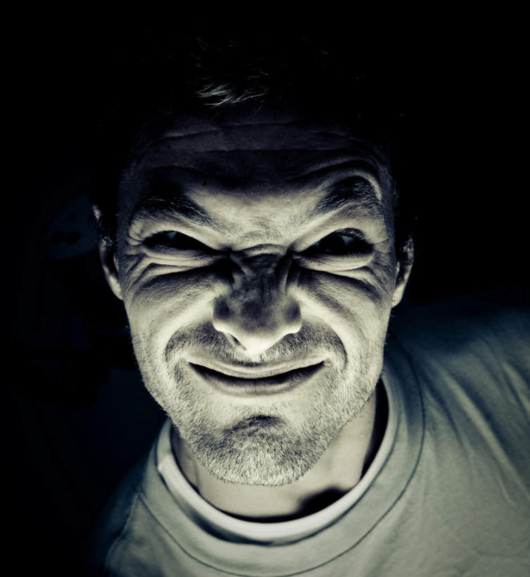 西方人,脸,头,脸颊,一个人,笑,微笑,横图,室内,特写,白天,正面,欧洲,欧洲人,仅一个男性,仅一个人,阴影,黑色背景,服装,朦胧,模糊,光线,影子,墙,灯光,休闲装,肩膀,墙壁,墙面,仅一个年轻男性,衣服,白色,黑色,休闲,鬼脸,休闲服,摄影,服饰,影棚,男人,男性,年轻男性,白种人,头部,脸部,脸蛋,面部,半身,彩图,影棚拍摄,拍摄,挤眉弄眼