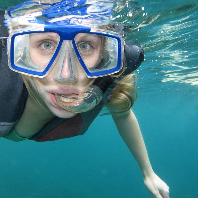 游泳,西方人,脸,头,脸颊,一个人,横图,室外,特写,白天,正面,锻炼,旅游,度假,运动,欧洲,欧洲人,仅一个年轻女性,仅一个女性,仅一个人,波纹,服装,朦胧,模糊,潜水镜,泳镜,水面,涟漪,注视,娱乐,肩膀,一个,衣服,水纹,波浪,观察,看,享受,休闲,呼吸器,蛙鞋,放松,潜水,服饰,单个,观看,脚蹼,呼吸管,察看,衣着,穿着,关注,室外运动,潜水装备,户外运动,水晕,面镜,浮潜,潜水运动,泅水,衣饰,拍浮,体育,年轻女性,女人,女性,白种人,头部,脸部,脸蛋,面部,半身,彩图,健身