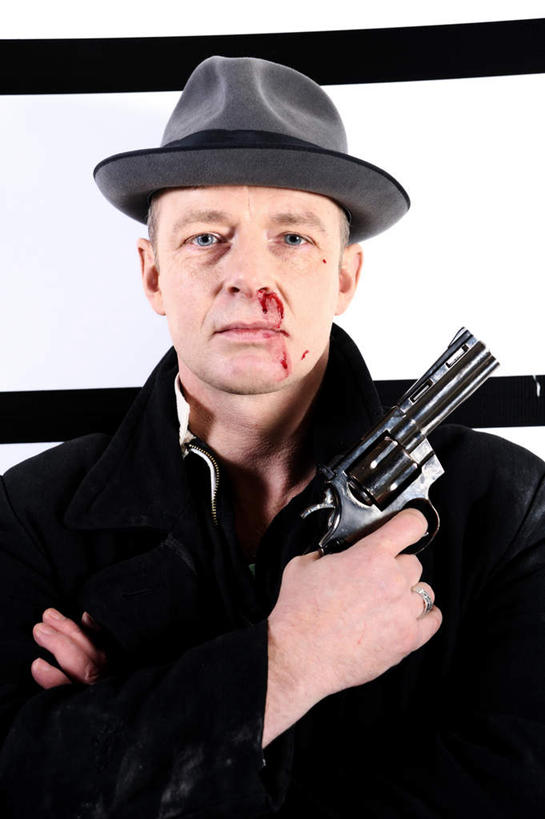 西方人,脸,头,脸颊,一个人,站,双手交叉,竖图,室内,白天,正面,帽子,欧洲,欧洲人,仅一个男性,仅一个人,一把,握,服装,墙,注视,休闲装,礼帽,肩膀,墙壁,墙面,仅一个年轻男性,衣服,红色,黑色,观察,看,站着,休闲,休闲服,握着,服饰,手枪,流动,观看,察看,双手抱胸,关注,流淌,一顶,鼻血,男人,男性,年轻男性,白种人,头部,脸部,脸蛋,面部,站立,半身,彩图