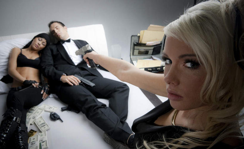 西方人,三个人,站,躺,闭眼,抱,横图,俯视,室内,白天,白色背景,爱情,床,欧洲,欧洲人,一把,握,双人床,床单,浪漫,被子,袜子,黑色,站着,温暖,温馨,恩爱,握着,恋人,手枪,抱着,丝袜,禁止,死亡,和睦,犯罪,被单,搂着,犯法,犯人,囚犯,长筒袜,停滞,谋杀,吊带袜,阻遏,殒命,伤害,灭亡,制止,阻挠,阻滞,监犯,囚徒,罪人,卧着,危险,男人,男性,年轻男性,年轻女性,女人,女性,白种人,情侣,闭眼睛,闭着眼,闭着眼睛,怀抱,搂,搂抱,躺着,卧,相抱,拥抱,站立,半身,彩图,高角度拍摄,伴侣,融洽