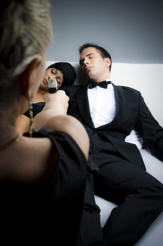 西方人,三个人,站,躺,闭眼,抱,竖图,俯视,室内,白天,白色背景,正面,爱情,床,欧洲,欧洲人,一把,握,双人床,床单,浪漫,被子,袜子,黑色,站着,温暖,温馨,恩爱,握着,恋人,手枪,抱着,丝袜,禁止,死亡,和睦,犯罪,被单,搂着,犯法,犯人,囚犯,长筒袜,停滞,吊带袜,阻遏,殒命,伤害,灭亡,制止,阻挠,阻滞,监犯,囚徒,罪人,卧着,危险,男人,男性,年轻男性,年轻女性,女人,女性,白种人,情侣,闭眼睛,闭着眼,闭着眼睛,怀抱,搂,搂抱,躺着,卧,相抱,拥抱,站立,半身,彩图,高角度拍摄,伴侣,融洽