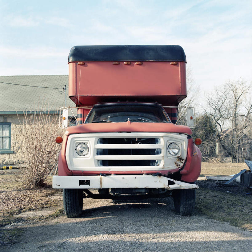 无人,横图,室外,白天,正面,秋季,太阳,植物,道路,卡车,路,汽车,一辆,阴影,枯萎,光线,影子,房屋,屋子,云,云朵,公寓,小路,枯草,交通,云彩,楼房,住宅,车,草,黄色,红色,蓝色,白云,蓝天,天空,阳光,交通工具,天,乡间小路,晴朗,堵塞,载具,梗塞,拥塞,晴空,秋,秋天,彩图,房子