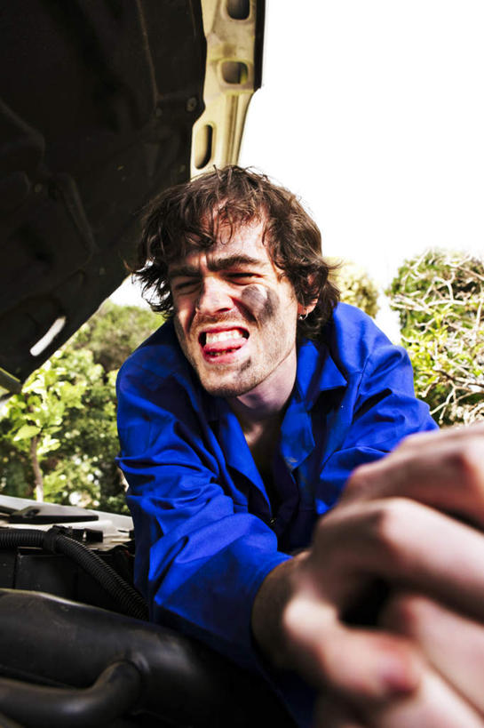 西方人,一个人,机修工,站,竖图,室外,白天,正面,工作服,制服,植物,欧洲,欧洲人,仅一个男性,仅一个人,阴影,光线,影子,引擎,注视,吐舌头,树,树木,工人,仅一个年轻男性,绿色,阳光,自然,观察,看,伸舌头,站着,鬼脸,吐舌,生长,成长,观看,察看,关注,工作制服,男人,男性,年轻男性,白种人,机械师,机修工人,站立,半身,彩图,工作套服