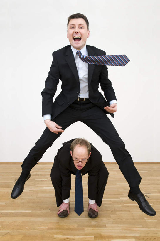 西方人,两个人,同事,商务人士,商务男性,蹲,竖图,室内,白天,白色背景,正面,衬衫,锻炼,游戏,成功,运动,合作,团队,集体,信心,地板,欧洲,欧洲人,弯腰,套装,墙,领带,地面,半空,玩,娱乐,队伍,木地板,墙壁,墙面,休闲,跳山羊,摄影,影棚,活动,领导,成就,发泄,消遣,智力,商务装,合伙,领袖,工薪阶层,跳马,宣泄,弯身,跳背,体育,男人,男性,年轻男性,白种人,年轻人,白领,上班族,蹲着,玩耍,嬉戏,彩图,全身,影棚拍摄,衬衣,健身,拍摄