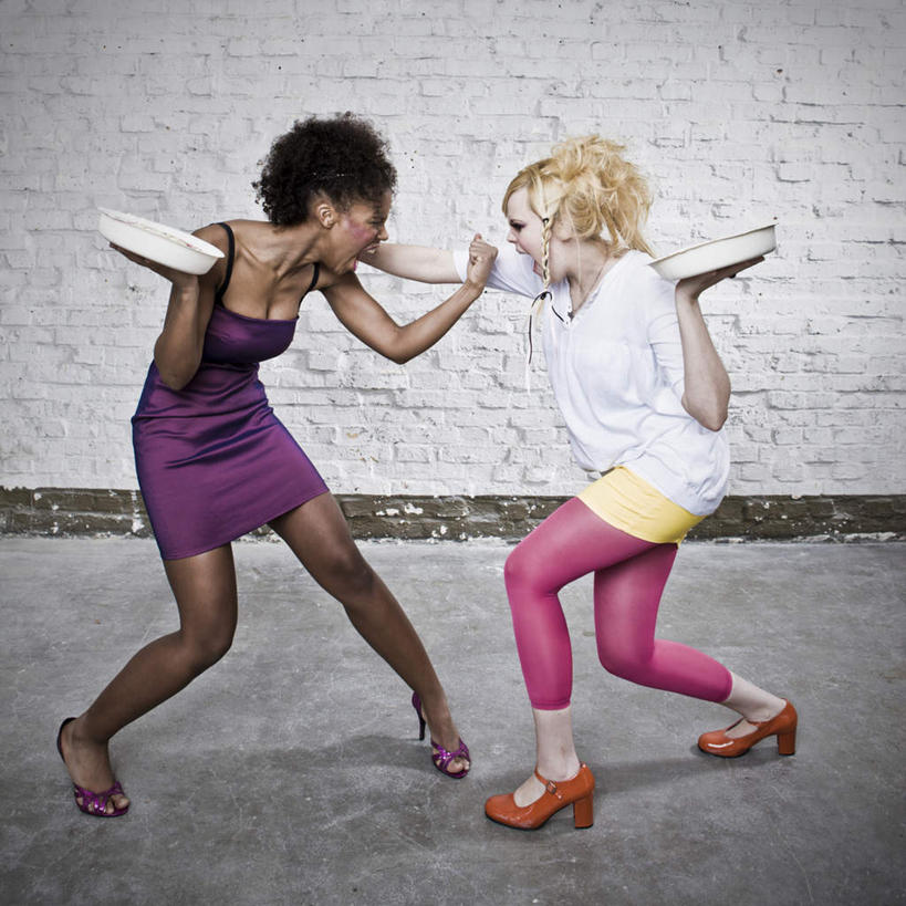 西方人,两个人,伙伴,朋友,站,竖图,室内,白天,侧面,友谊,欧洲,欧洲人,服装,瓷砖,地砖,墙,地面,注视,休闲装,相视,墙壁,墙面,衣服,观察,看,站着,休闲,面对面,休闲服,服饰,观看,对视,察看,搏斗,格斗,关注,相对,相看,肉搏,友情,年轻女性,女人,女性,白种人,站立,彩图,全身