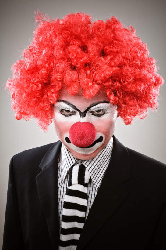 西方人,一个人,商务人士,商务男性,站,笑,微笑,竖图,室内,白天,白色背景,正面,衬衫,化妆,欧洲,欧洲人,仅一个男性,仅一个人,阴影,套装,反射,影子,墙,领带,注视,墙壁,墙面,仅一个年轻男性,观察,看,站着,摄影,影棚,观看,察看,关注,商务装,头套,工薪阶层,小丑鼻,扮装,年轻男性,白种人,年轻人,白领,上班族,站立,半身,彩图,影棚拍摄,衬衣,化装,拍摄