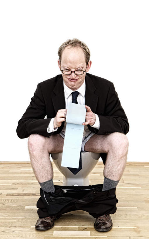 西方人,一个人,商务人士,商务男性,蹲,竖图,室内,白天,正面,衬衫,地板,生活用品,欧洲,欧洲人,仅一个男性,仅一个人,仅一个中年男性,握,套装,眼镜,马桶,地面,拿,拿着,注视,木地板,观察,看,握着,座便器,卫生纸,观看,老花镜,察看,关注,商务装,卫浴,工薪阶层,子孙桶,远视眼镜,男人,男性,中年男性,白种人,白领,上班族,蹲着,彩图,全身,衬衣