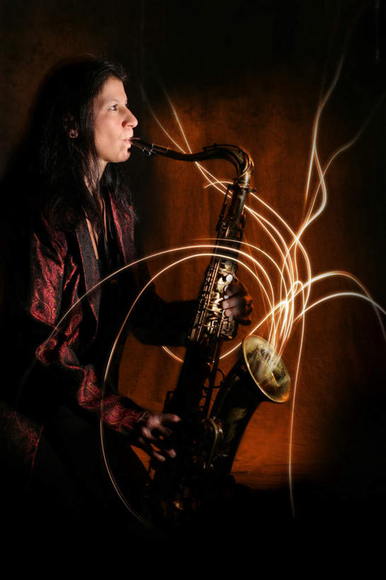 西方人,一个人,竖图,室内,白天,正面,欧洲,欧洲人,仅一个年轻女性,仅一个女性,仅一个人,握,服装,艺术,金属,管乐器,乐器,萨克斯,铜管乐器,音乐,吹奏,拿,演奏,拿着,注视,休闲装,侧身,衣服,观察,看,休闲,休闲服,握着,服饰,观看,察看,萨克斯风,萨克斯管,关注,年轻女性,女人,女性,白种人,彩图