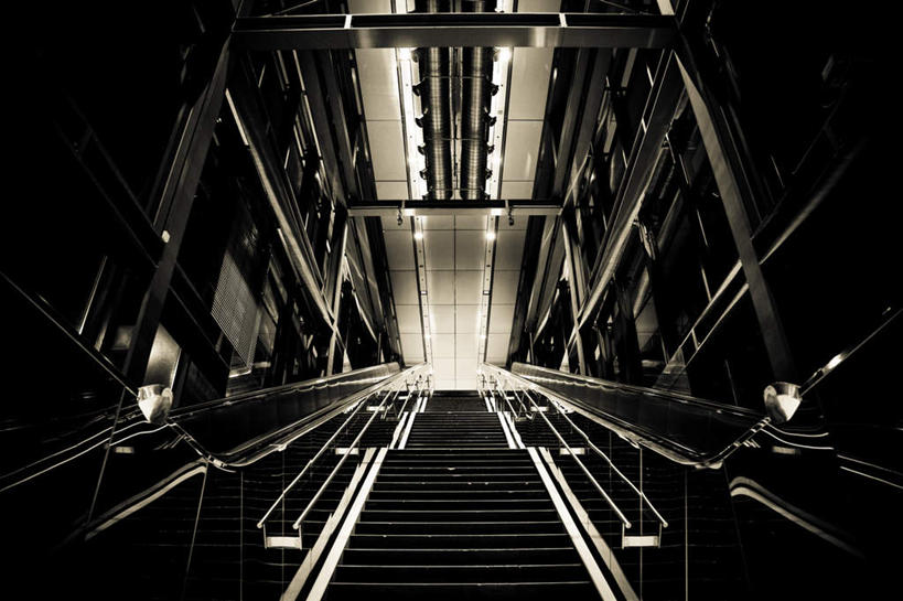 无人,栏杆,横图,黑白,室内,白天,仰视,楼梯,天花板,电梯,扶手,电动扶梯,阶梯,屋顶,自动扶梯,运输工具,顶棚,护栏,台阶,低角度拍摄,扶手电梯,升降设备,运输带,自动行人电梯,电扶梯