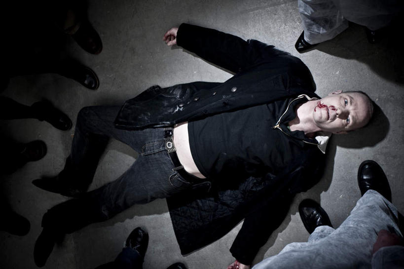 西方人,站,躺,闭眼,横图,俯视,室内,白天,欧洲,欧洲人,阴影,服装,反射,血,影子,许多人,休闲装,衣服,站着,一群人,休闲,休闲服,血液,服饰,死亡,谋杀,殒命,灭亡,法医,卧着,白种人,闭眼睛,闭着眼,闭着眼睛,躺着,卧,站立,半身,彩图,高角度拍摄