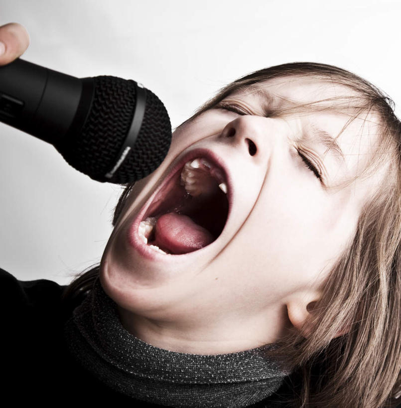 西方人,儿童,一个人,方图,室内,特写,白天,白色背景,正面,纯洁,欧洲,欧洲人,仅一个男性,仅一个人,握,拿,拿着,一个,小孩,话筒,张嘴,仅一个小孩,可爱,童年,童趣,握着,唱歌,摄影,影棚,单个,麦克风,疯狂,扩音器,演唱,传声器,张大嘴巴,歌唱,童真,烂漫,无邪,微音器,天真,男孩,男人,男性,白种人,孩子,张开嘴,半身,彩图,影棚拍摄,拍摄,男生