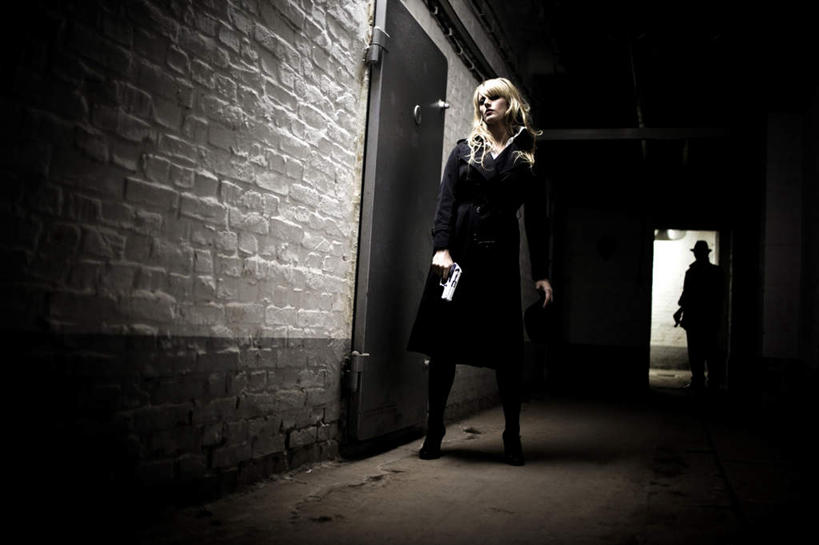 西方人,一个人,站,横图,室外,白天,正面,光晕,欧洲,欧洲人,仅一个年轻女性,仅一个女性,仅一个人,一把,握,枪,拿,拿着,注视,黄色,观察,看,站着,握着,手枪,观看,犯罪,察看,犯法,昏暗,关注,谋杀,灰暗,晦暗,杀手,尤物,年轻女性,女人,女性,白种人,站立,彩图,全身,佳丽,丽人,美人