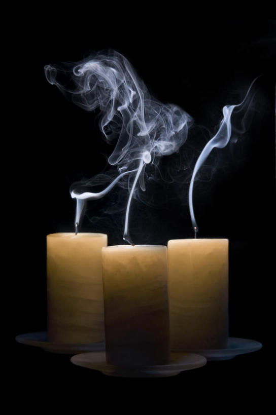 无人,竖图,室内,白天,正面,蜡烛,三只,黑色背景,火焰,烛光,点燃,摄影,影棚,扑灭,息灭,彩图,影棚拍摄,拍摄