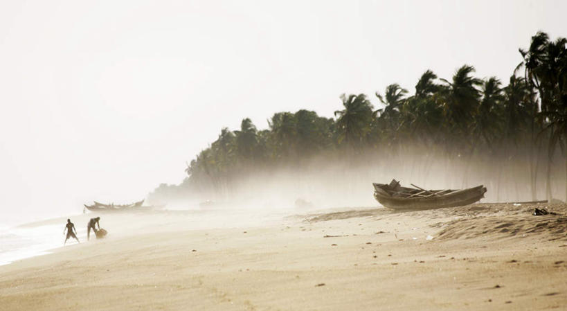 西方人,两个人,横图,全景,室外,白天,正面,旅游,度假,美景,沙滩,天际线,植物,雾,船,棕榈树,叶子,钓鱼竿,欧洲,贝宁,欧洲人,朦胧,模糊,围绕,沙子,海岸,景观,水平线,辽阔,木船,绿叶,海平线,沙地,娱乐,树,树木,一只,绿色,天空,自然,交通工具,天,享受,休闲,广阔,嫩叶,景色,放松,缭绕,生长,成长,一望无际,渔具,迷雾,舟,昏暗,停泊,自然风光,载具,旋绕,棕榈叶,萦绕,西非,无边无际,一马平川,灰暗,晦暗,回绕,白种人,叶,叶片,钓竿,鱼竿,海滩,大雾,半身,彩图,钓鱼,水天相接,水天一线