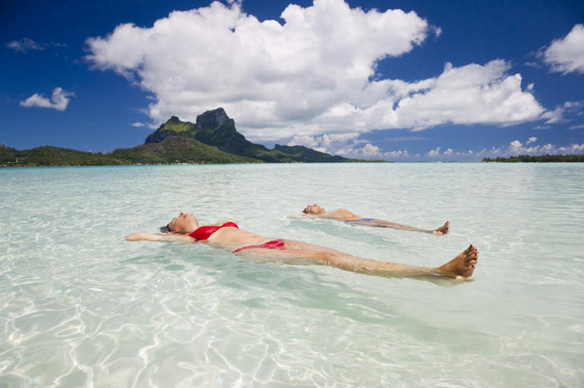 仰泳,游泳,西方人,儿童,两个人,横图,室外,白天,正面,泳装,比基尼,旅游,度假,纯洁,美景,山,山脉,欧洲,欧洲人,清澈,景观,山峰,水平线,云,云朵,辽阔,海平线,山峦,云彩,娱乐,小孩,蓝色,白云,蓝天,天空,自然,群山,天,享受,休闲,广阔,景色,放松,可爱,童年,童趣,晴朗,一望无际,自然风光,童真,烂漫,无邪,无边无际,一马平川,明澈,清彻,清亮,天真,男孩,男人,男性,女孩,女人,女性,白种人,晴空,彩图,全身,三点式,泳衣,水天相接,水天一线,男生,女生