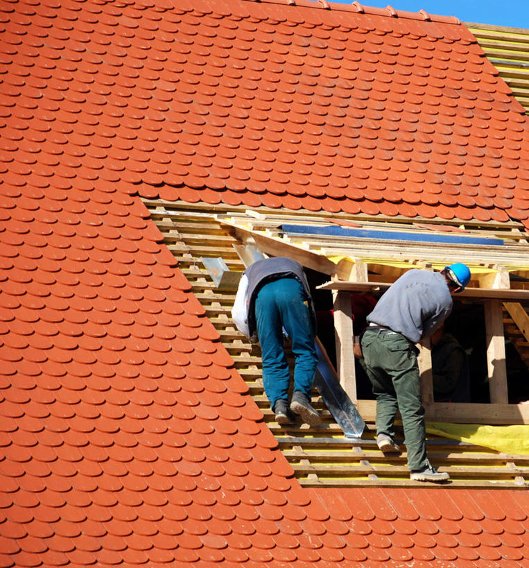 西方人,两个人,家,站,竖图,室内,白天,欧洲,欧洲人,服装,房屋,屋顶,屋子,繁忙,顶棚,注视,休闲装,楼房,住宅,工人,背面,衣服,蓝色,观察,看,站着,休闲,休闲服,橙色,建造,服饰,观看,察看,关注,忙碌,劳碌,男人,男性,年轻男性,白种人,站立,半身,彩图,房子