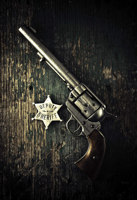 无人,竖图,俯视,阶调图片,室内,白天,光晕,金属制品,一把,古老,金属,枪,星星,一枚,黄色,星形,手枪,徽章,警徽,五角形,五角星,彩图,高角度拍摄