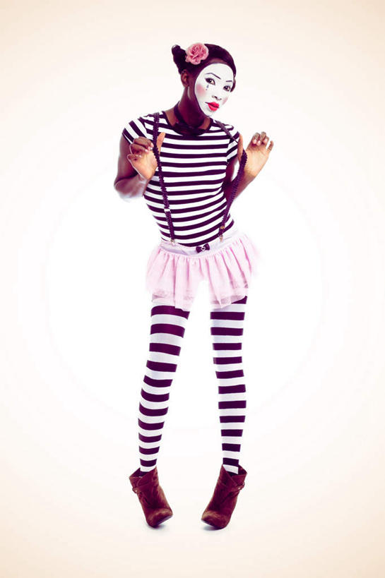 西方人,手,一个人,站,竖图,室内,白天,白色背景,正面,化妆,欧洲,欧洲人,仅一个年轻女性,仅一个女性,仅一个人,一双,表演,展开,张开,条纹,服装,张开双手,注视,靴子,扮演,衣服,彩妆,观察,看,站着,手部,摄影,服饰,影棚,观看,背带,察看,演出,衣着,穿着,关注,衣饰,年轻女性,女人,女性,白种人,站立,彩图,全身,影棚拍摄,拍摄