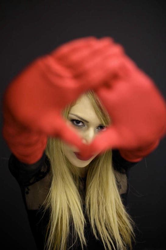 西方人,手,一个人,竖图,室内,白天,正面,化妆,欧洲,欧洲人,仅一个年轻女性,仅一个女性,仅一个人,一双,表演,黑色背景,注视,扮演,红色,彩妆,观察,看,手部,手语,遮,遮掩,摄影,影棚,观看,察看,演出,掩盖,遮挡,关注,遮盖,掩饰,尤物,年轻女性,女人,女性,白种人,半身,彩图,影棚拍摄,拍摄,佳丽,丽人,美人