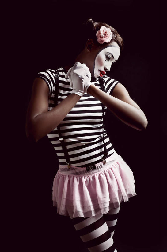 西方人,一个人,站,双手交叉,竖图,室内,白天,侧面,化妆,欧洲,欧洲人,仅一个年轻女性,仅一个女性,仅一个人,一双,表演,黑色背景,条纹,服装,注视,靴子,扮演,衣服,彩妆,观察,看,站着,摄影,服饰,影棚,观看,背带,察看,演出,衣着,穿着,关注,衣饰,年轻女性,女人,女性,白种人,站立,半身,彩图,影棚拍摄,拍摄