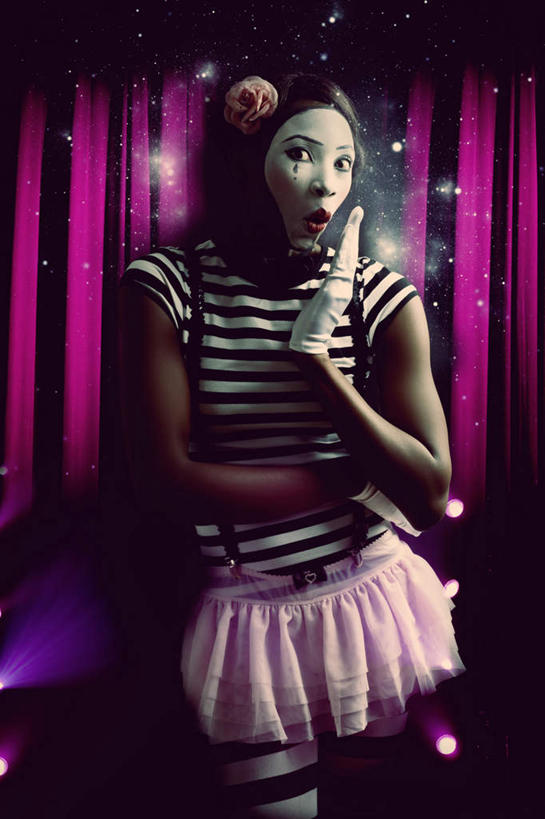 西方人,一个人,舞台,站,摸,竖图,室内,白天,正面,化妆,欧洲,欧洲人,仅一个年轻女性,仅一个女性,仅一个人,一双,表演,抚摸,条纹,服装,注视,靴子,星光,扮演,衣服,紫色,彩妆,观察,看,站着,张嘴,闪耀,服饰,帷幕,观看,背带,察看,演出,闪烁,衣着,穿着,关注,帷幔,幕布,幕帘,张大嘴巴,闪动,闪灼,衣饰,帷幔布,年轻女性,女人,女性,白种人,张开嘴,触摸,接触,站立,半身,彩图