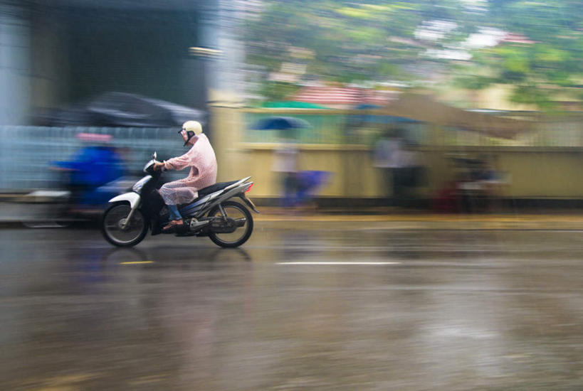 西方人,一个人,横图,室外,白天,侧面,道路,路,公路,摩托车,欧洲,欧洲人,仅一个人,一辆,朦胧,模糊,交通,车,骑,交通工具,驾驶,行驶,潮湿,操纵,快速,控制,载具,操控,快捷,把持,湿润,疾速,倏地,白种人,马路,半身,彩图