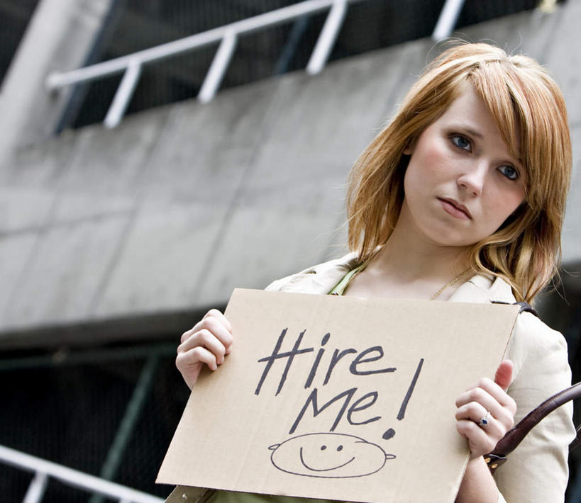 西方人,一个人,站,横图,室外,白天,仰视,欧洲,欧洲人,仅一个年轻女性,仅一个女性,仅一个人,握,英文,标志,文字,字符,字母,拿,拿着,注视,标识,标记,观察,看,站着,握着,观看,英文字母,纸板,察看,关注,表记,标帜,失业,年轻女性,女人,女性,白种人,站立,半身,彩图,低角度拍摄