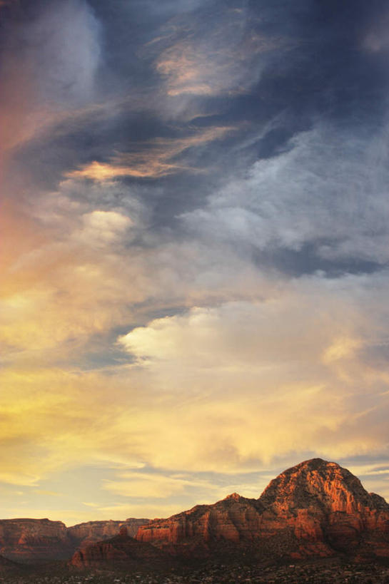 无人,竖图,室外,白天,仰视,旅游,度假,石头,美景,山,山脉,城市,美国,光线,石子,景观,山峰,云,云朵,山峦,云彩,娱乐,黄色,红色,蓝色,白云,蓝天,天空,阳光,自然,黄昏,群山,天,享受,休闲,景色,放松,晴朗,亚利桑那,北美,北美洲,自然风光,美洲,亚利桑那州,大峡谷之州,北亚美利加洲,亚美利加洲,塞多纳,薄暮,石块,岩石,晴空,彩图,低角度拍摄,傍晚