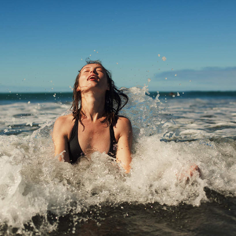 西方人,一个人,横图,室外,白天,正面,泳装,比基尼,旅游,度假,性感,海浪,海洋,美景,欧洲,欧洲人,仅一个年轻女性,仅一个女性,仅一个人,景观,浪花,水中,娱乐,蓝色,蓝天,天空,自然,海水,天,享受,休闲,景色,放松,诱惑,晴朗,勾引,自然风光,海景,万里无云,引诱,尤物,年轻女性,女人,女性,白种人,大海,风浪,海,海水的波动,近岸浪,涌浪,晴空,晴空万里,抬头,仰头,半身,彩图,三点式,泳衣,佳丽,丽人,美人